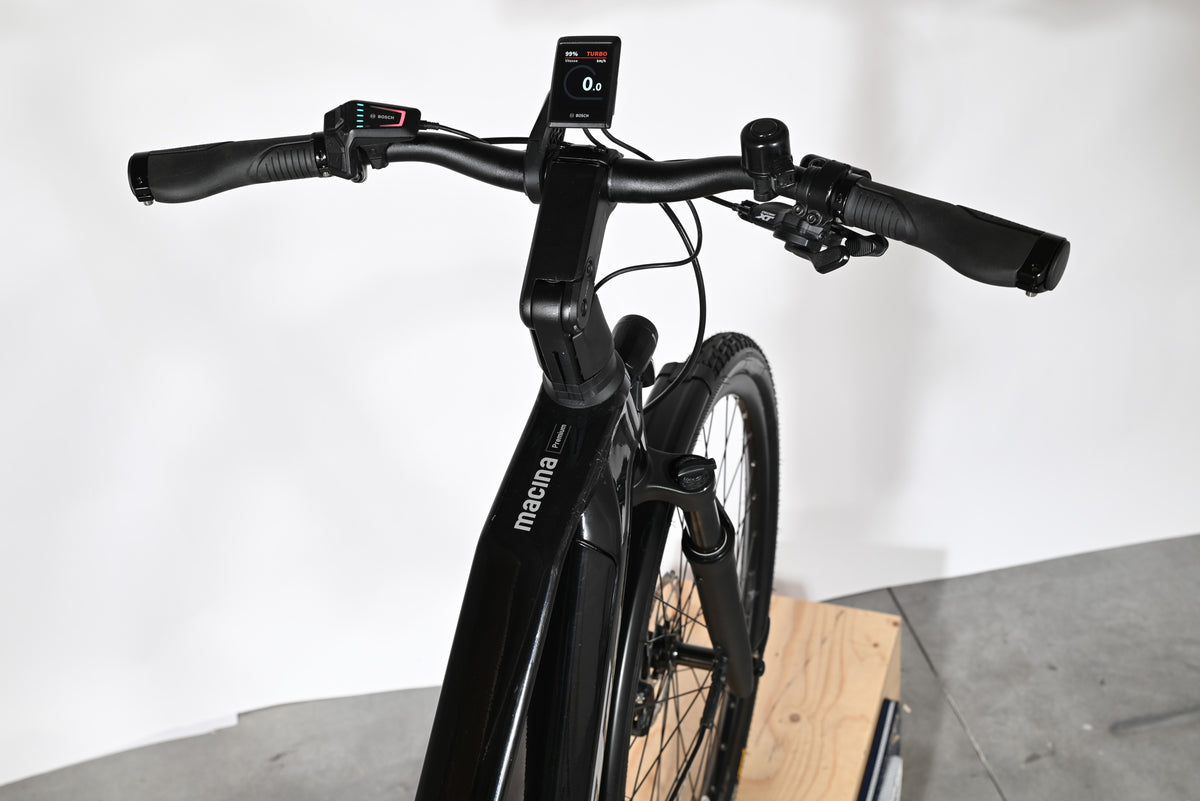 Vue rapprochée du guidon et de l'écran Bosch d'un vélo électrique Loop Sports KTM Macina Premium noir
