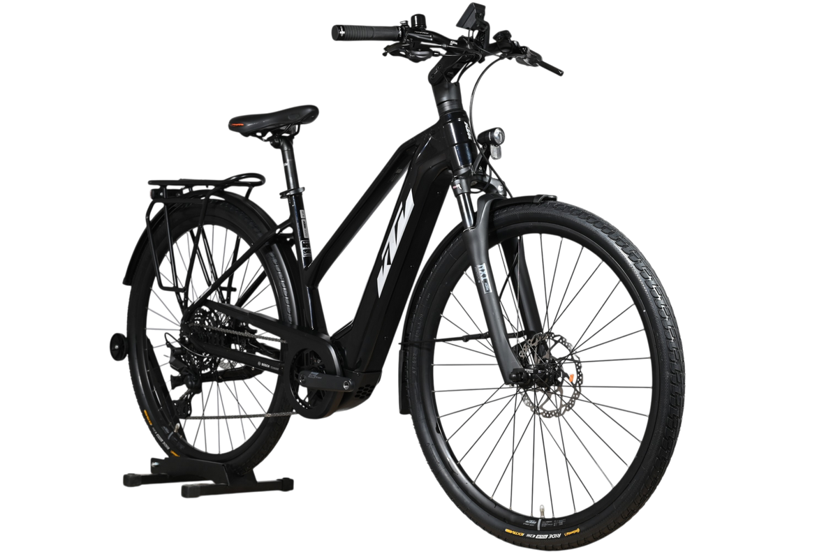 Vélo électrique KTM Macina Premium noir de Loop Sports avec porte-bagages et pneus tout-terrain
