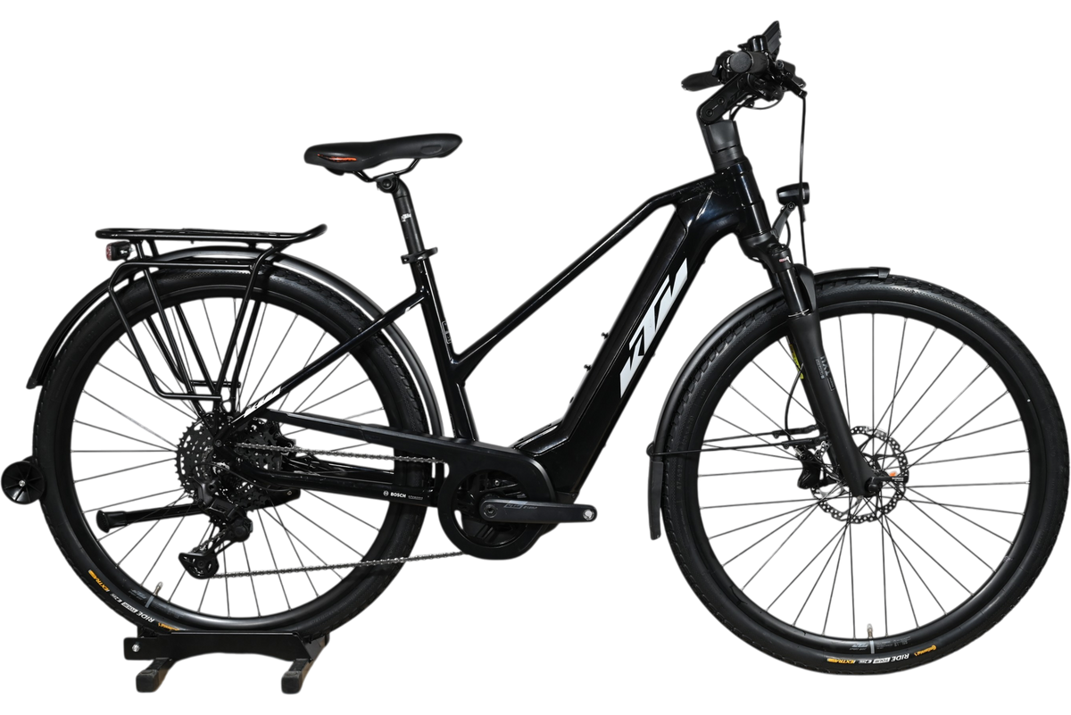 Vélo électrique KTM Macina Premium noir de Loop Sports avec porte-bagages et pneus tout-terrain