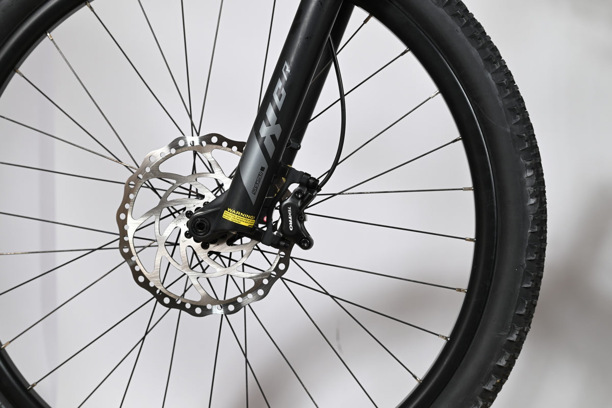 Roue avant de vélo électrique KTM Macina Team Loop Sports avec fourche SR Suntour et frein à disque Tektro