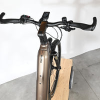 Vue de dessus du guidon et du cadre bronze du vélo électrique KTM Macina Style 710 chez Loop Sports