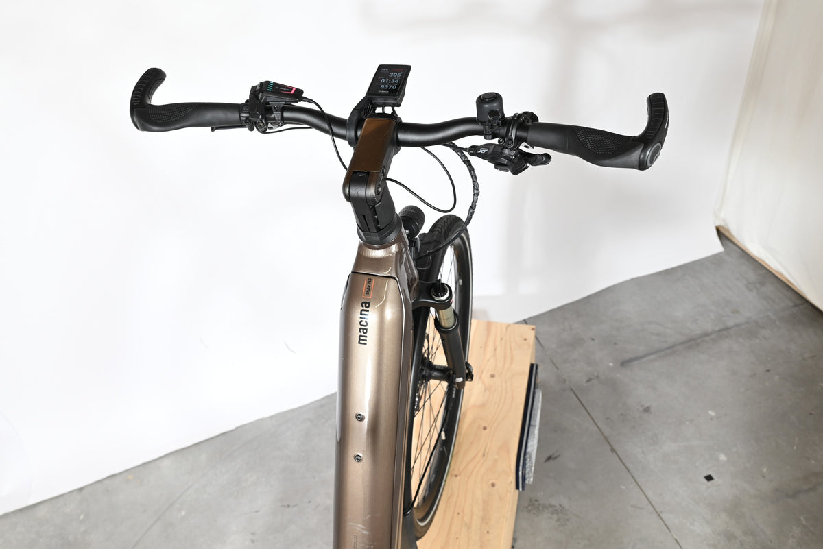 Vue de dessus du guidon et du cadre bronze du vélo électrique KTM Macina Style 710 chez Loop Sports