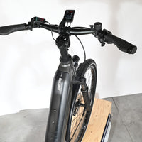Vue de dessus du guidon et de l'écran Bosch d'un vélo électrique KTM Macina Style XL chez Loop Sports