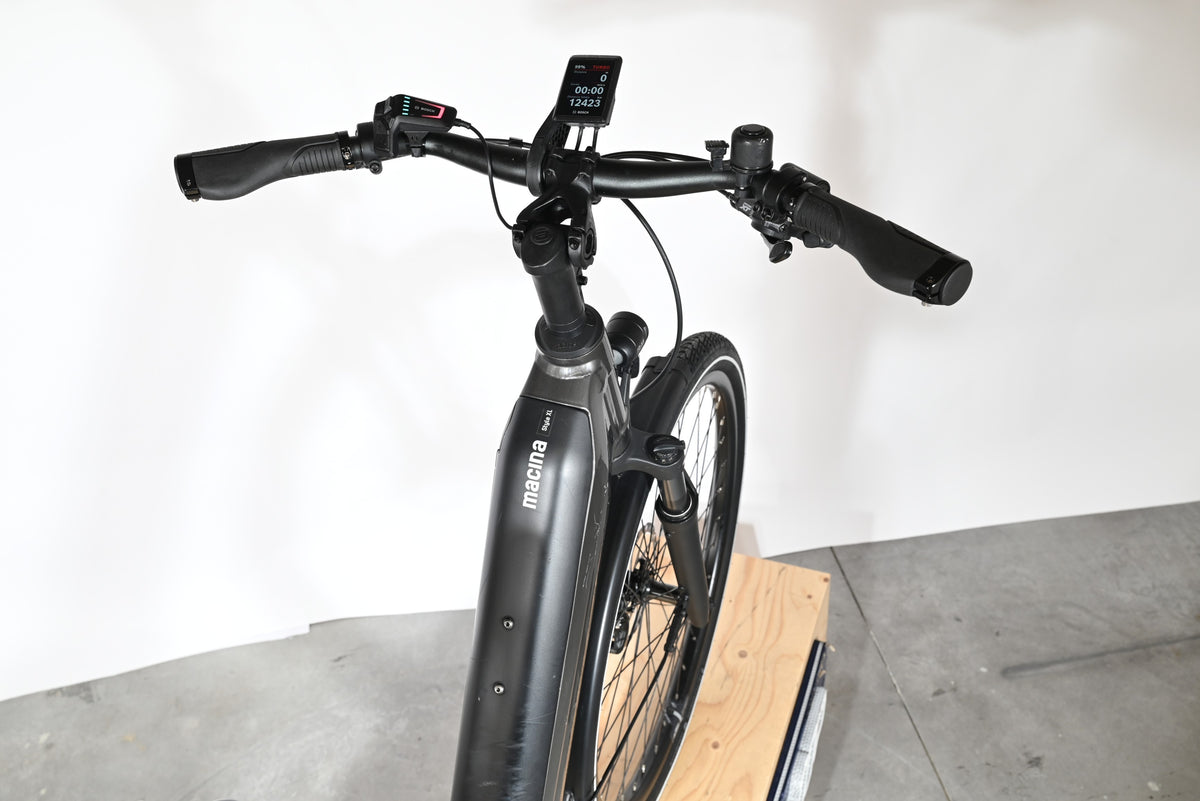 Vue de dessus du guidon et de l'écran Bosch d'un vélo électrique KTM Macina Style XL chez Loop Sports
