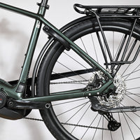 Gros plan sur la roue arrière et le moteur Bosch Performance CX du vélo électrique KTM Macina Style 720 de Loop Sports