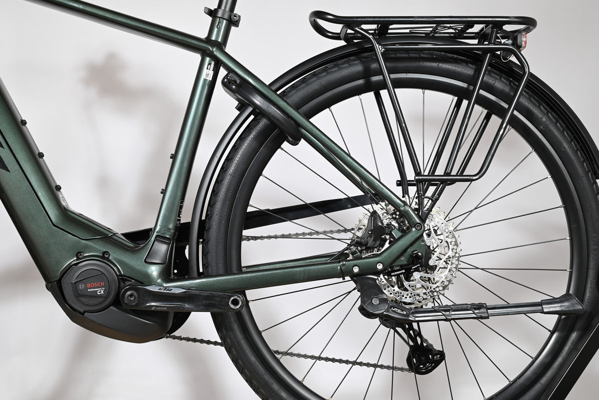 Gros plan sur la roue arrière et le moteur Bosch Performance CX du vélo électrique KTM Macina Style 720 de Loop Sports