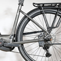 Gros plan sur la roue arrière et le moteur Bosch Performance CX du vélo électrique Loop Sports KTM Macina Style XL