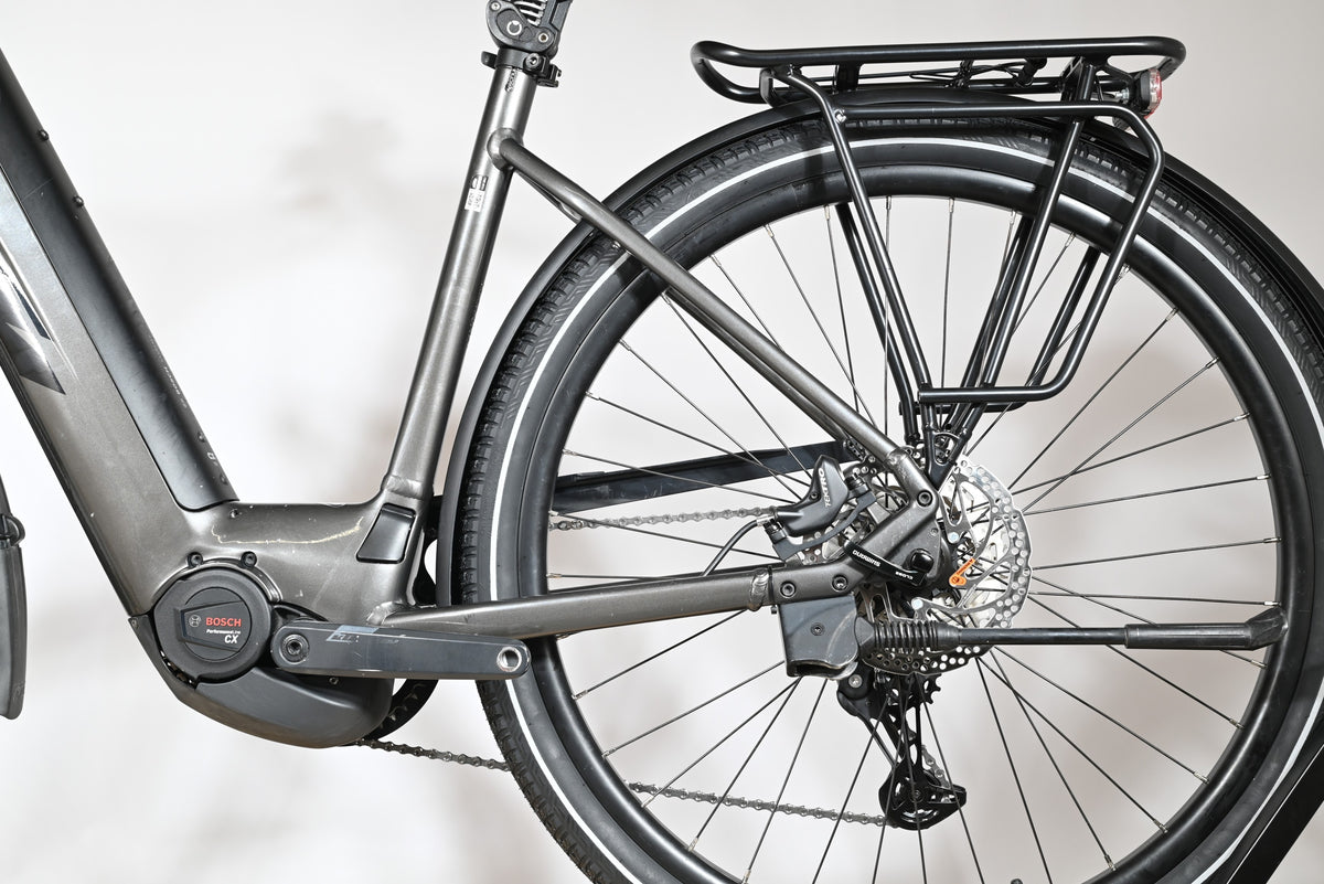 Gros plan sur la roue arrière et le moteur Bosch Performance CX du vélo électrique Loop Sports KTM Macina Style XL