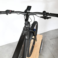 Vue plongeante du guidon et cadre noir du vélo électrique KTM Macina Team de Loop Sports avec écran Bosch