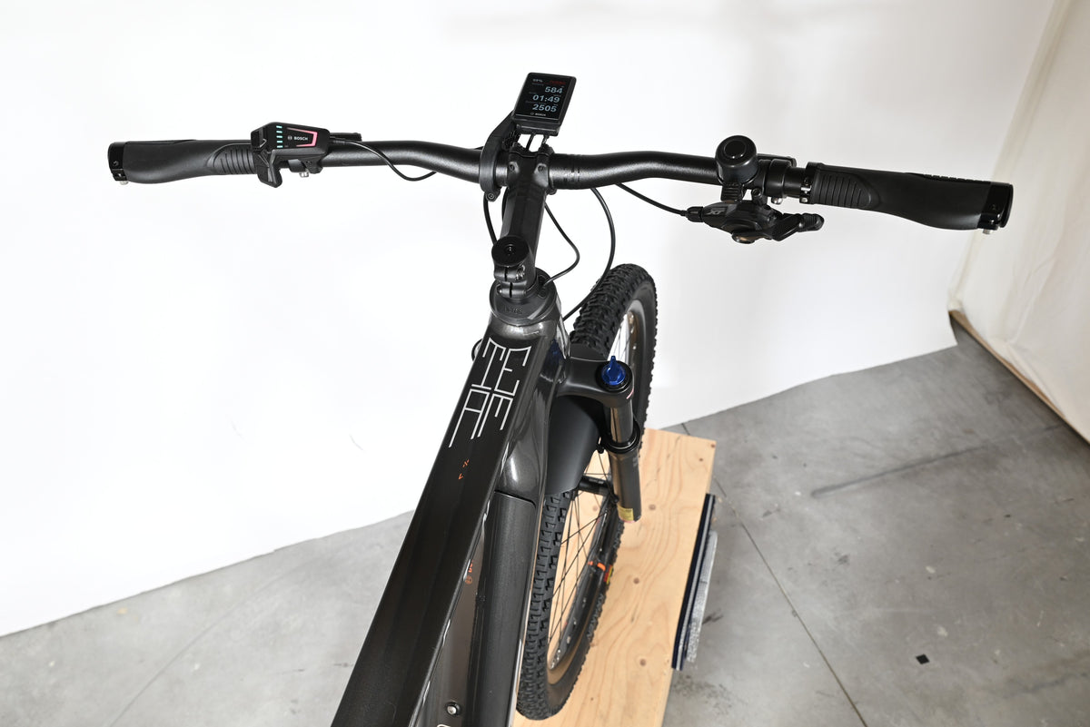 Vue plongeante du guidon et cadre noir du vélo électrique KTM Macina Team de Loop Sports avec écran Bosch