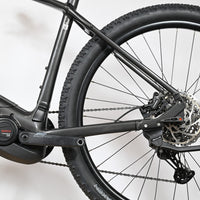 Gros plan sur le cadre gris et le moteur Bosch Performance CX du vélo électrique KTM Macina Team de Loop Sports