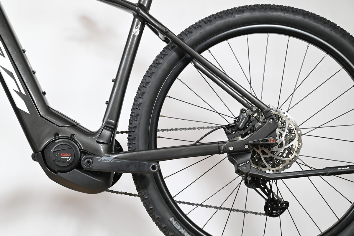 Gros plan sur le cadre gris et le moteur Bosch Performance CX du vélo électrique KTM Macina Team de Loop Sports