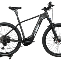 Velo electrique VTT KTM Macina Team noir de Loop Sports sur socle en bois
