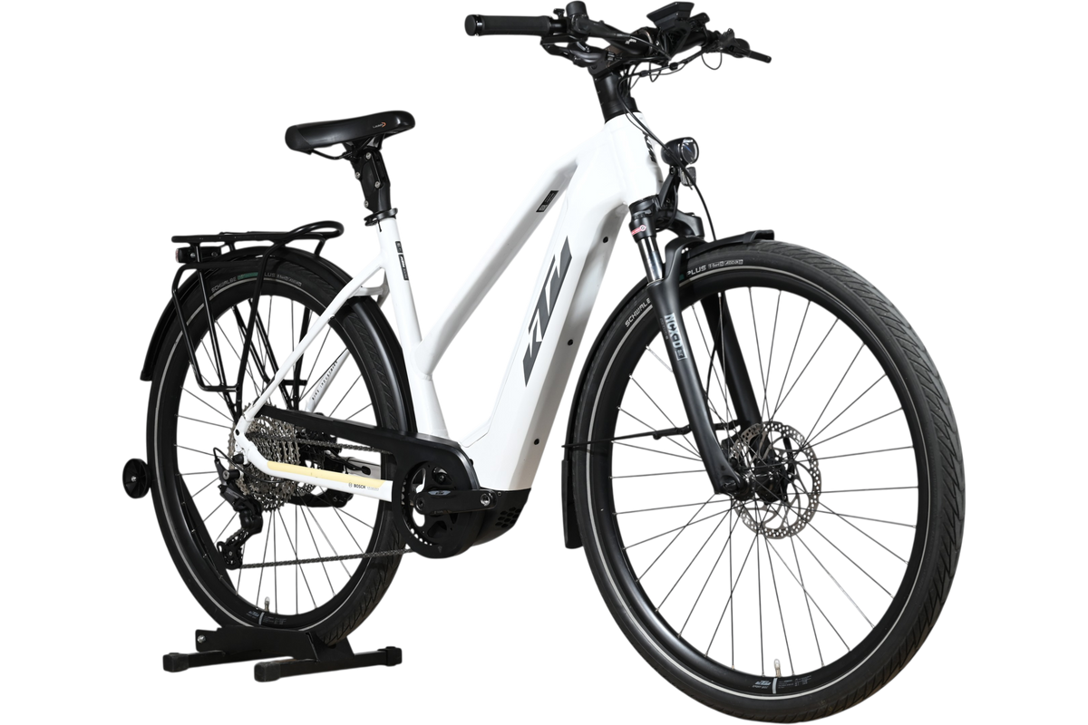 Vélo électrique KTM Macina Style 720 blanc de Loop Sports avec cadre ouvert, porte-bagages et pneus Schwalbe