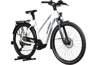 Vélo électrique KTM Macina Style 720 blanc de Loop Sports avec cadre ouvert, porte-bagages et pneus Schwalbe