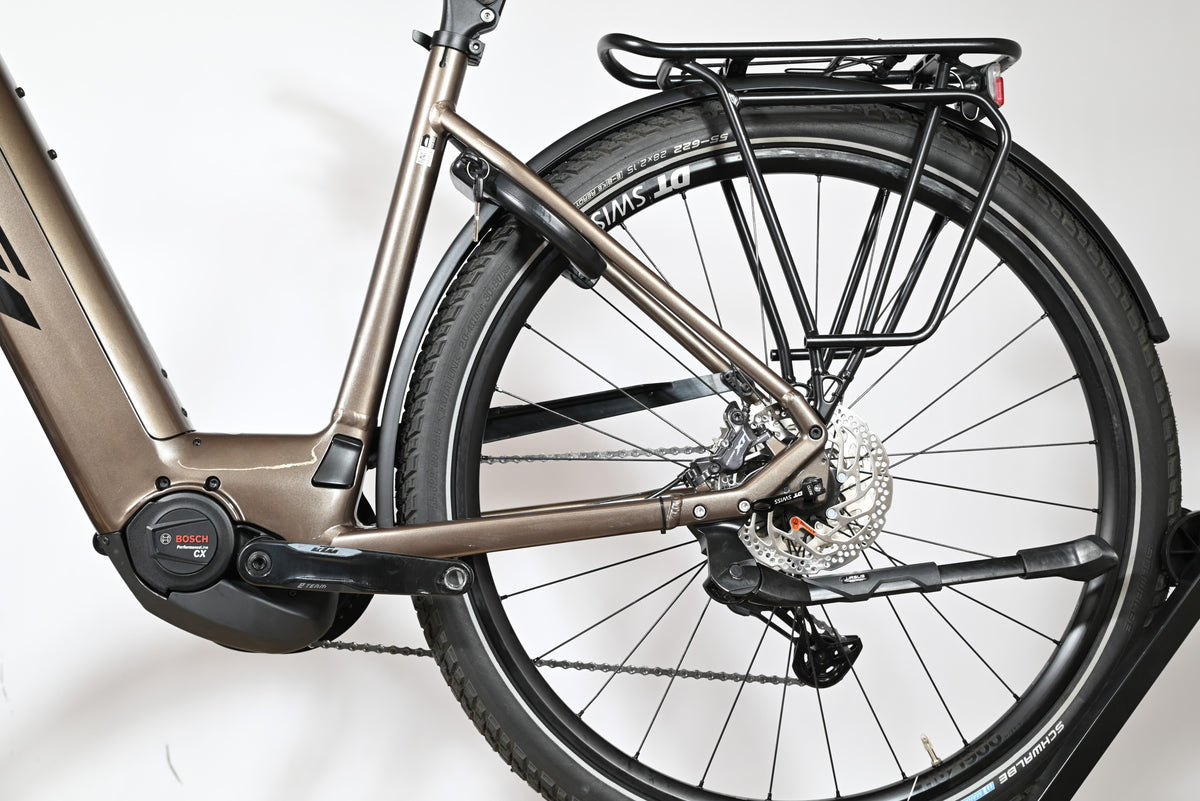 Vue latérale de la roue arrière et du cadre bronze du vélo électrique KTM Macina Style 710 chez Loop Sports
