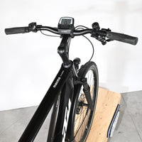 Vue rapprochée du guidon et du cadre noir du vélo électrique Loop Sports KTM Macina Tour CX 625 LTD avec écran Bosch