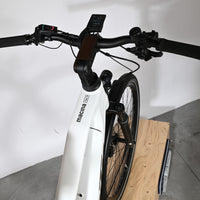 Vue plongeante sur le guidon et le cadre blanc du vélo électrique Loop Sports KTM Macina Style 720 avec écran Bosch