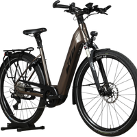 Vélo électrique KTM Macina Style 710 marron de Loop Sports avec cadre ouvert, porte-bagages et pneus tout-terrain