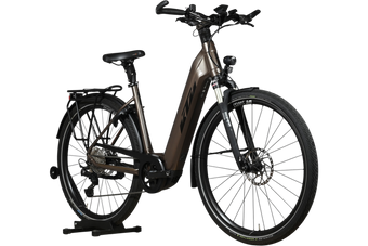 Vélo électrique KTM Macina Style 710 marron de Loop Sports avec cadre ouvert, porte-bagages et pneus tout-terrain