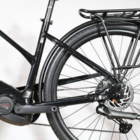 Vue latérale arrière du vélo électrique noir KTM Macina Premium de Loop Sports avec moteur Bosch Performance CX
