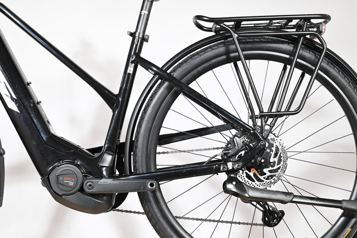 Vue latérale arrière du vélo électrique noir KTM Macina Premium de Loop Sports avec moteur Bosch Performance CX