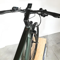 Vue rapprochée du guidon et de l'écran Bosch du vélo électrique KTM Macina Style 720 de Loop Sports