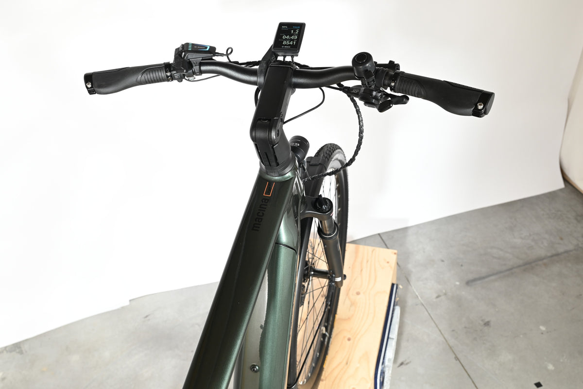 Vue rapprochée du guidon et de l'écran Bosch du vélo électrique KTM Macina Style 720 de Loop Sports