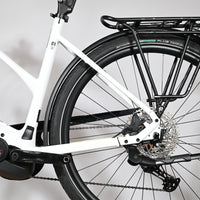 Gros plan sur la roue arrière et le cadre blanc du vélo électrique KTM Macina Style 720 chez Loop Sports