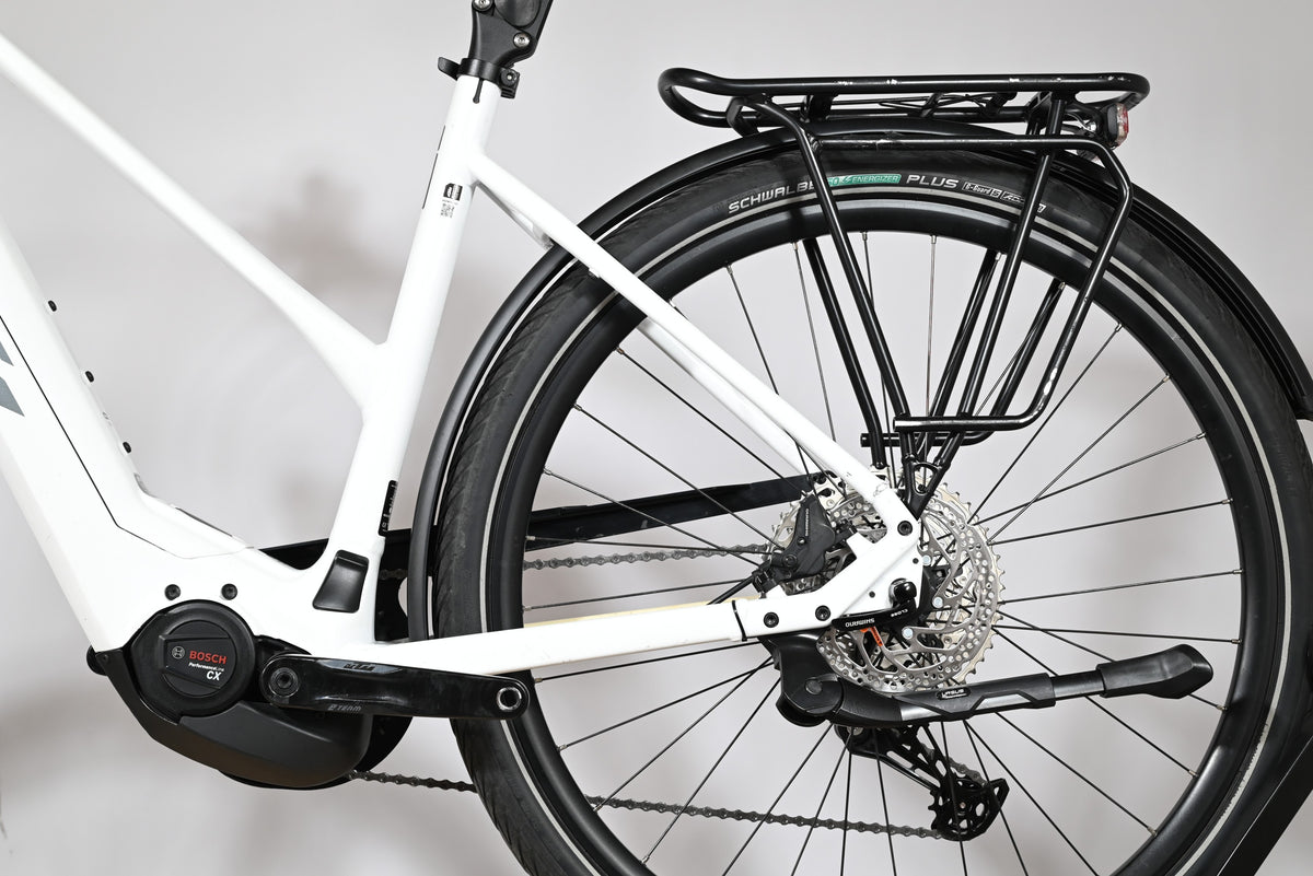 Gros plan sur la roue arrière et le cadre blanc du vélo électrique KTM Macina Style 720 chez Loop Sports