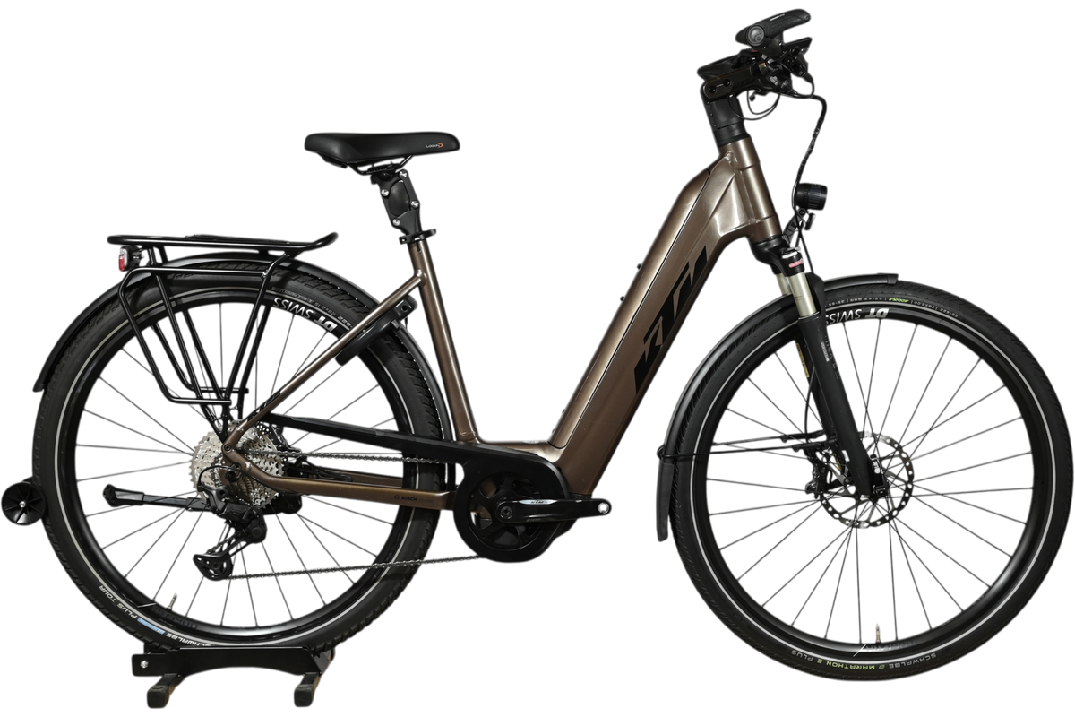 Vélo électrique KTM Macina Style 710 marron de Loop Sports avec porte-bagages et pneus Schwalbe
