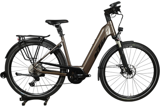 Vélo électrique KTM Macina Style 710 marron de Loop Sports avec porte-bagages et pneus Schwalbe