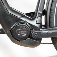 Moteur électrique Bosch Performance Line CX sur cadre de vélo électrique noir KTM Cento 10 Plus chez Loop Sports