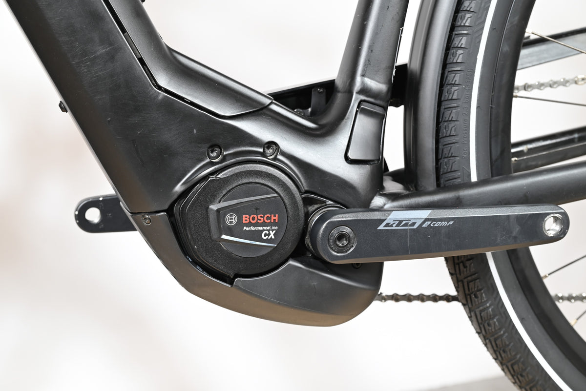 Moteur électrique Bosch Performance Line CX sur cadre de vélo électrique noir KTM Cento 10 Plus chez Loop Sports