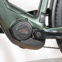 Moteur électrique Bosch Performance Line CX sur cadre de vélo électrique vert Loop Sports KTM Macina Style 720