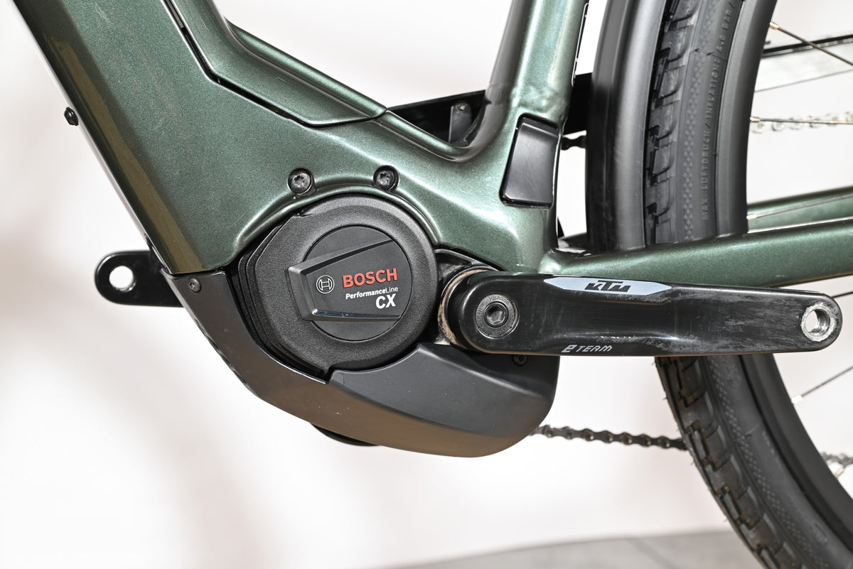 Moteur électrique Bosch Performance Line CX sur cadre de vélo électrique vert Loop Sports KTM Macina Style 720