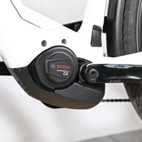 Moteur électrique Bosch Performance Line CX sur cadre blanc de vélo électrique KTM Macina Style 720 chez Loop Sports