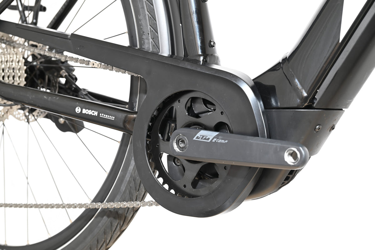 Gros plan sur le pédalier et le moteur Bosch d'un vélo électrique KTM Macina Tour CX 625 LTD de Loop Sports