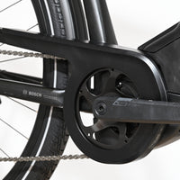 Gros plan sur le pédalier et le moteur Bosch d'un vélo électrique KTM Cento 10 Plus noir de chez Loop Sports