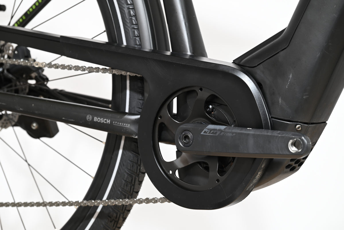 Gros plan sur le pédalier et le moteur Bosch d'un vélo électrique KTM Cento 10 Plus noir de chez Loop Sports