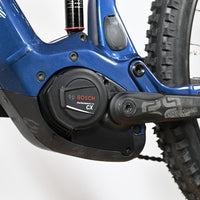 Moteur Bosch Performance Line CX sur cadre de VTT électrique bleu Loop Sports