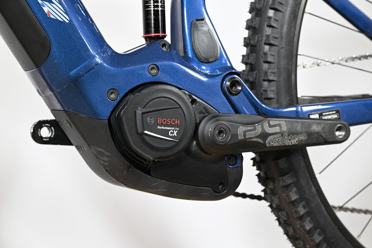 Moteur Bosch Performance Line CX sur cadre de VTT électrique bleu Loop Sports