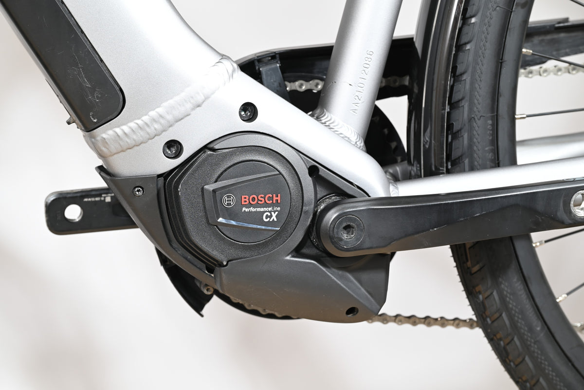 Moteur électrique Bosch Performance Line CX sur cadre de vélo argenté Loop Sports Pegasus Evo CX 750