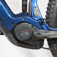 Moteur Bosch Performance Line CX sur cadre de VTT électrique bleu brillant Loop Sports Sunn Charger S1