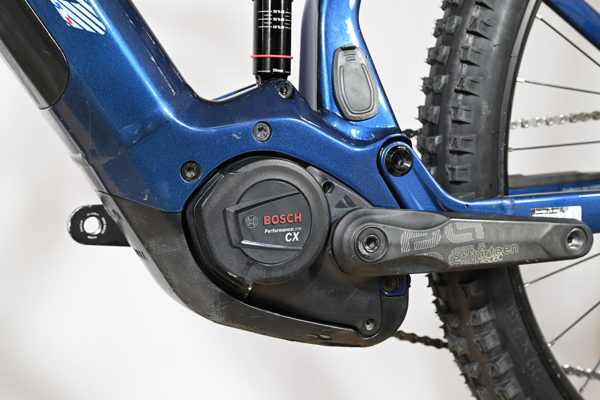 Moteur Bosch Performance Line CX sur cadre de VTT électrique bleu brillant Loop Sports Sunn Charger S1