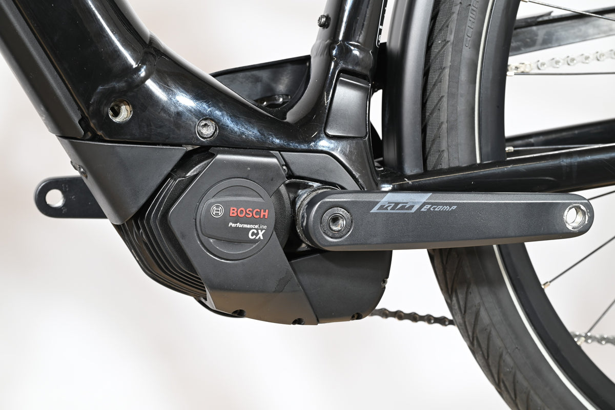 Moteur électrique Bosch Performance Line CX noir sur vélo électrique KTM Macina Tour CX 625 LTD chez Loop Sports