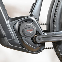 Moteur électrique Bosch Performance Line CX noir monté sur le cadre en aluminium du vélo Loop Sports Focus Aventura 6.7