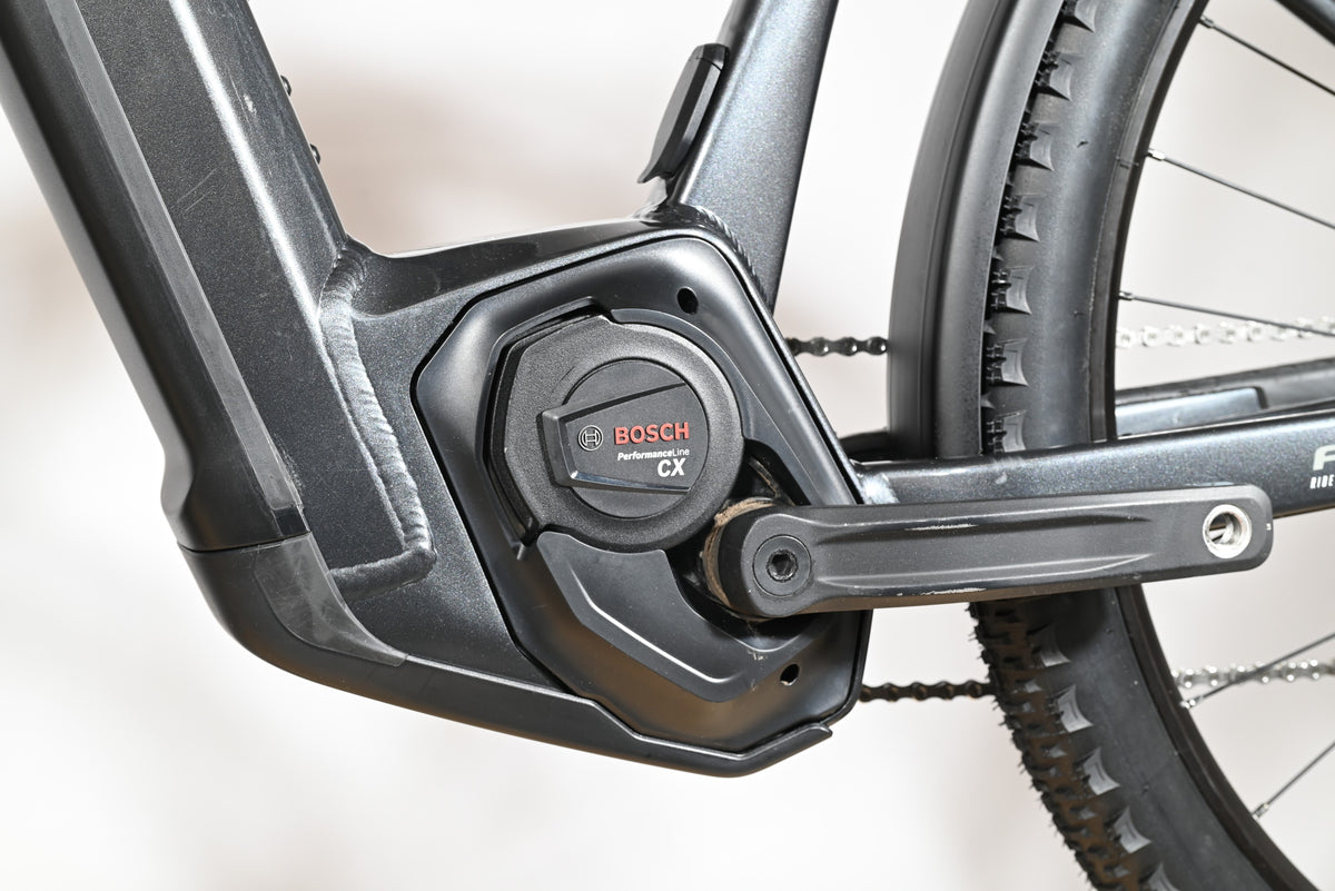 Moteur électrique Bosch Performance Line CX noir monté sur le cadre en aluminium du vélo Loop Sports Focus Aventura 6.7