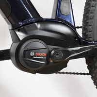 Moteur électrique Bosch Performance Line sur cadre de vélo électrique bleu foncé Loop Sports