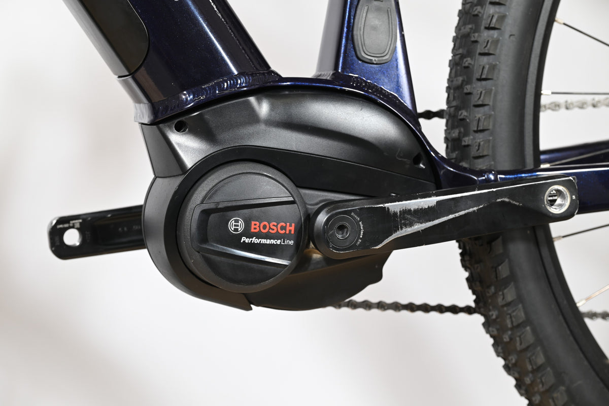Moteur électrique Bosch Performance Line sur cadre de vélo électrique bleu foncé Loop Sports